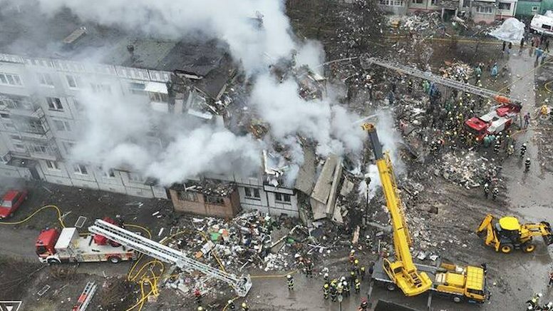 90'dan fazla sivil enkaz altında: Yatılı okulu kim vurdu?