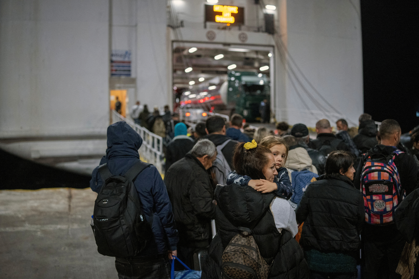 Bir günde 550 deprem yaşandı, adanın yarısı boşaltıldı