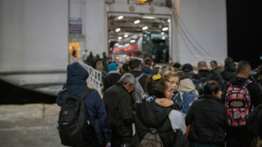 Bir günde 550 deprem yaşandı, adanın yarısı boşaltıldı