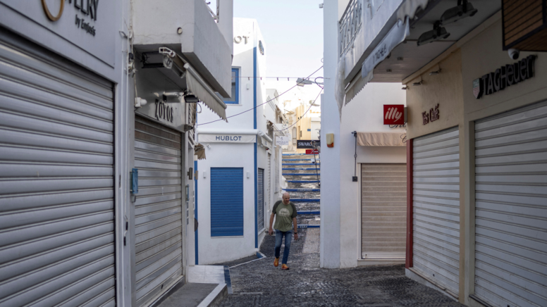 15 bin nüfusu olan adadan, 10 bin kişi kaçtı: Santorini hayalet kenti