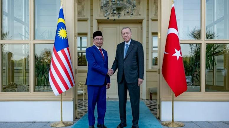 Erdoğan'ın ziyareti o ülkede muhalefeti ayağa kaldırdı