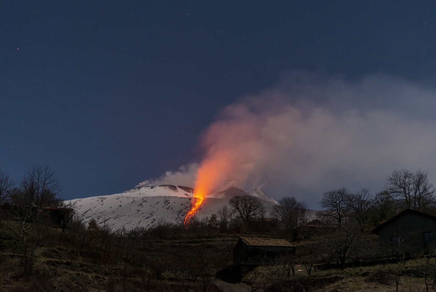 Yanardağdan oluk oluk akan lav, yakın köylerden görüldü