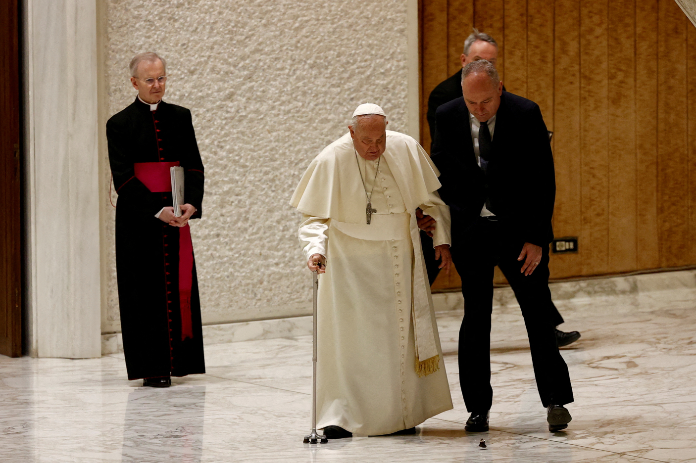 Papa Francis, hastaneye kaldırıldı