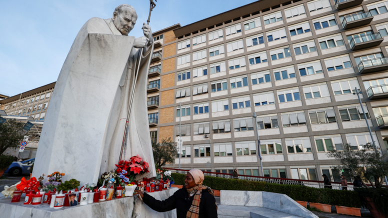 Hastanedeki dördüncü gününde Papa, cemaatini yalnız bırakmadı