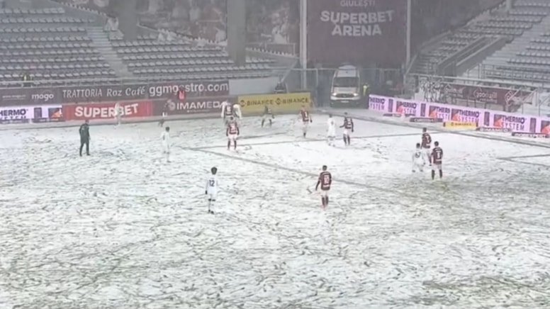 Oyuncular sahada kayboldu! Kar yağışı damga vurdu