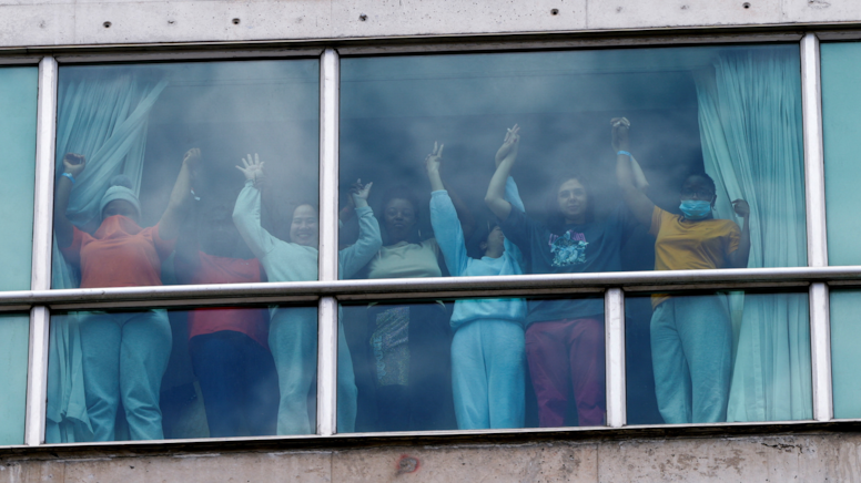 Aralarında Türklerin de bulunduğu göçmenler, ormana bırakılacak