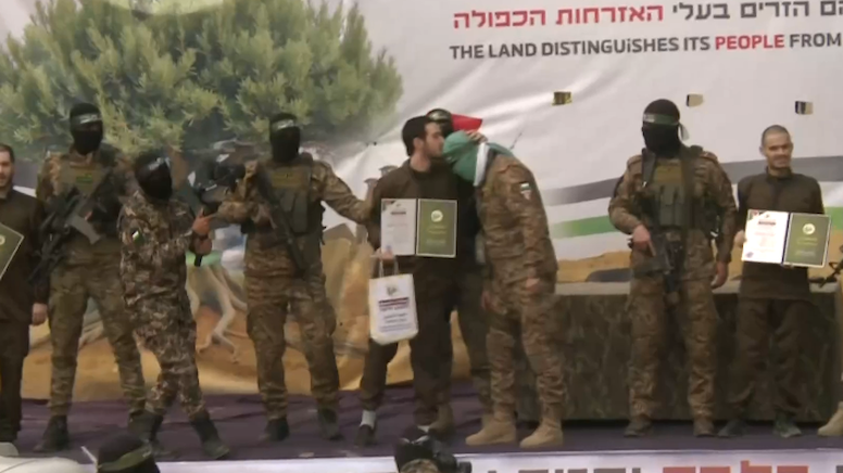 İlk aşamanın son rehine takası, ilginç görüntülere sahne oldu