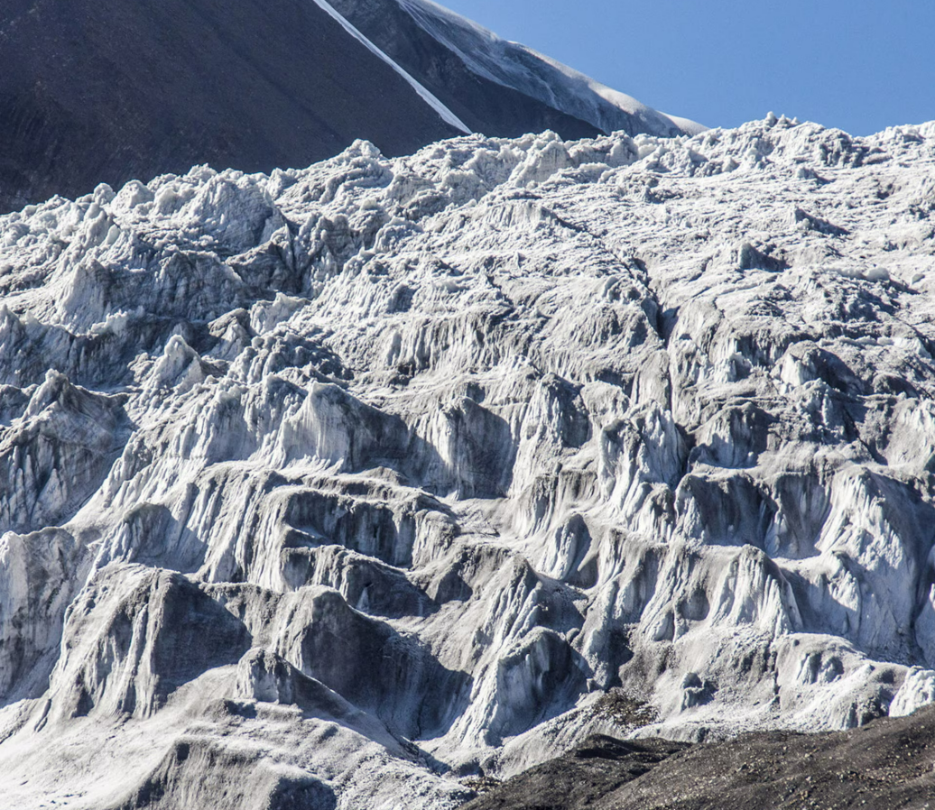 Himalayalar'da patlayan buzul, 41 işçiyi karın altına gömdü