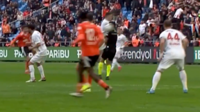 Adana'da enteresan anlar! Müthiş vuruş hakeme çarpıp ağlara gitti