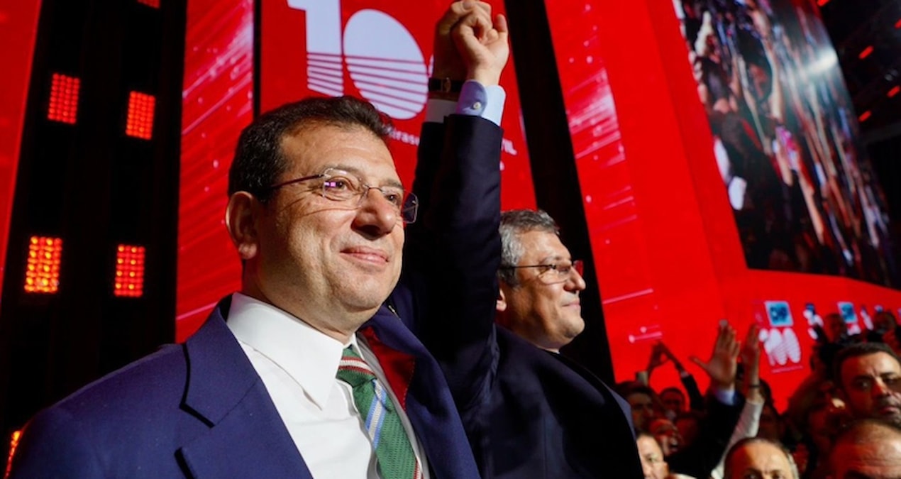 Ekrem İmamoğlu, Özgür Özel'in fotoğrafıyla mesaj verdi: Onlar bu fotoğrafa iyi baksın