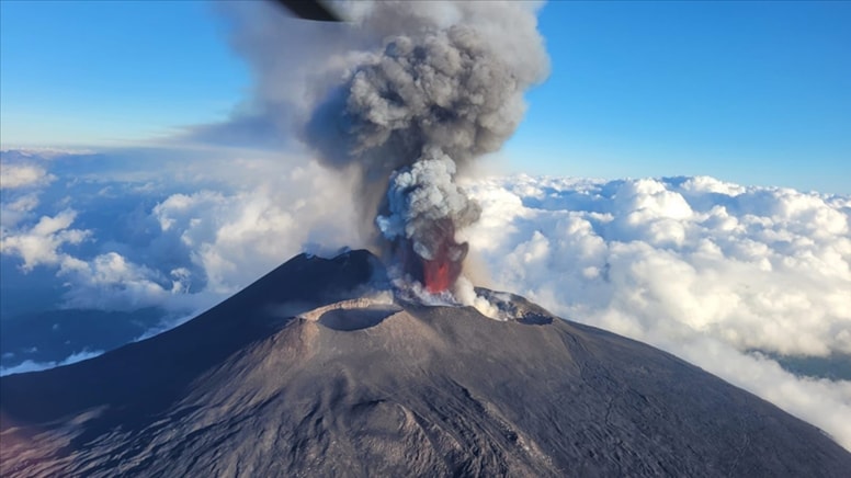 Etna Yanardağı'nda lav akışı meydana geldi