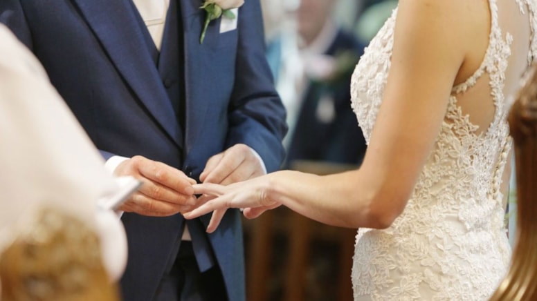 Azalan evliliklere skandal çözüm: Evlenmeyen işten kovuluyor