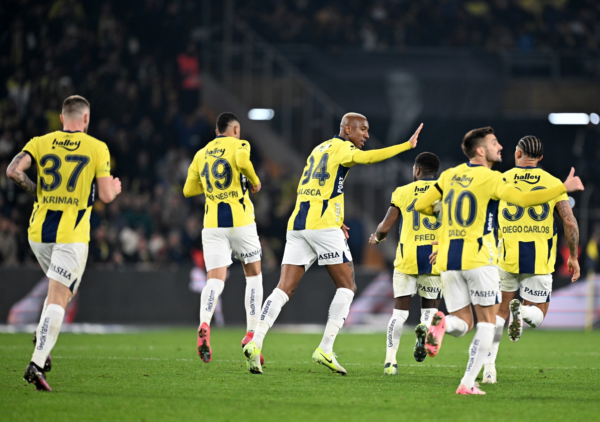 Fenerbahçe, UEFA listesini güncelledi! 3 yeni isim...