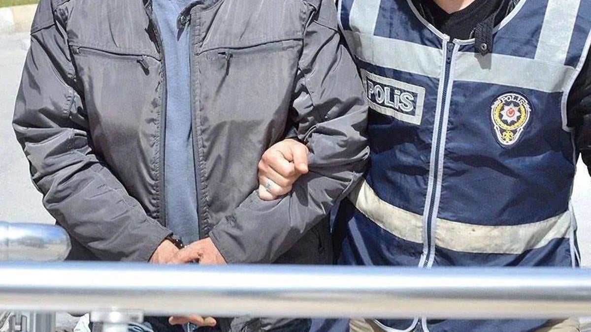 Kırmızı bültenli bir firari daha Türkiye'den çıktı