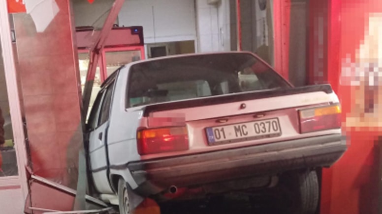 Kontrolden çıkan araç fırına daldı