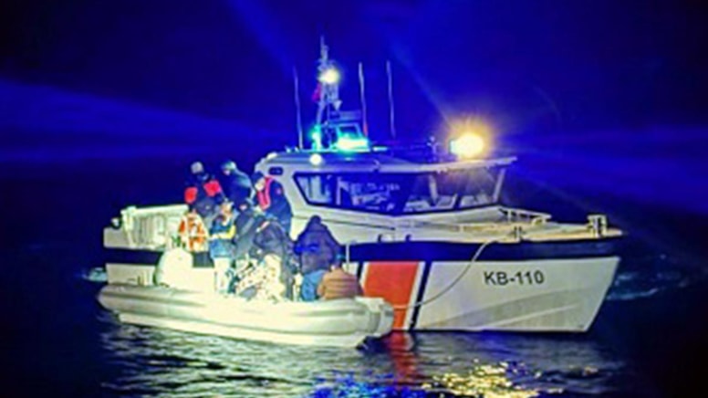 Lastik bot ile Yunan adalarına geçerken yakalandılar