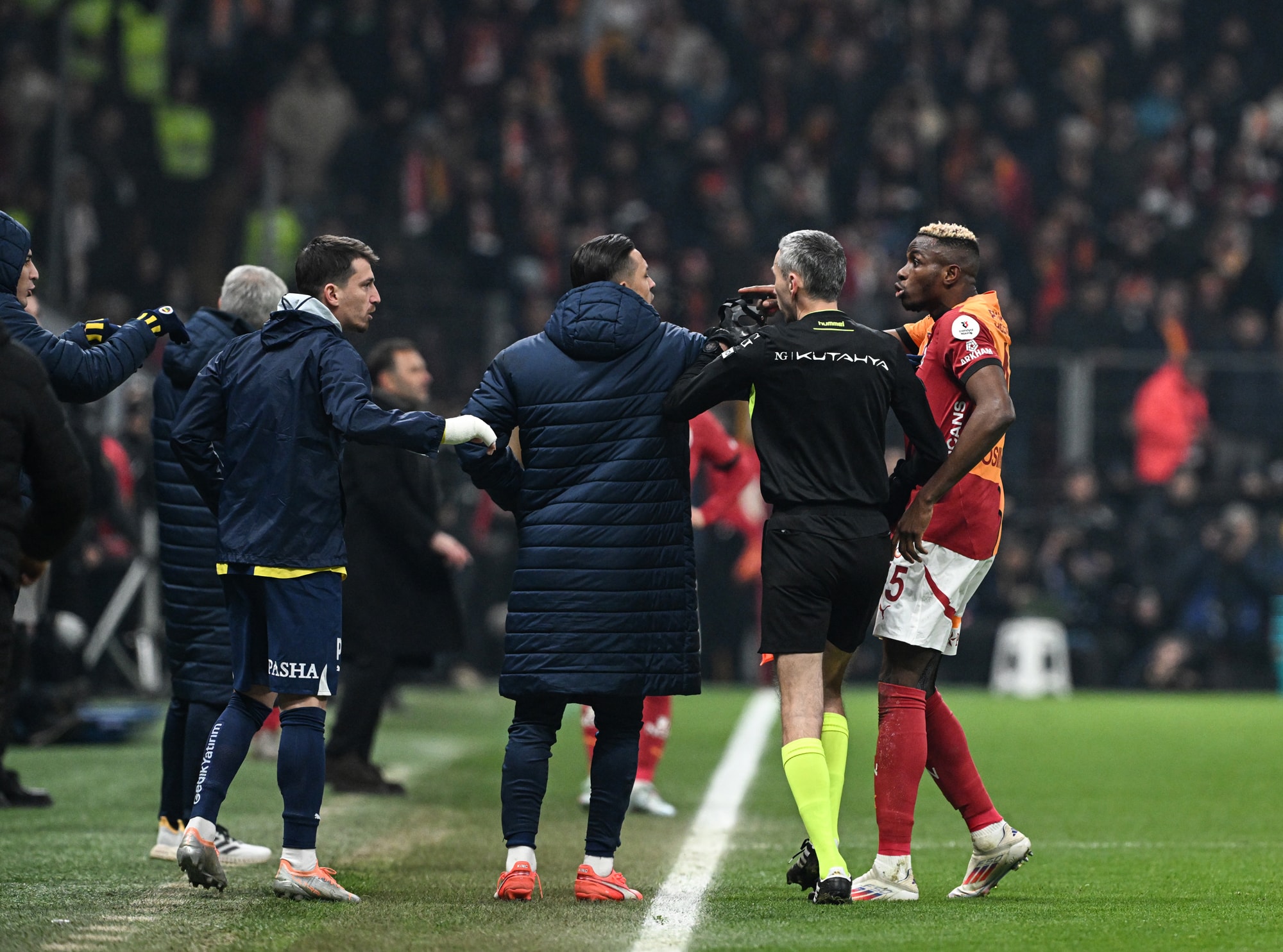 Derbide Osimhen-Mert Hakan gerginliği