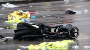 Almanya'da bir araç kalabalığa daldı: Yaralılar var