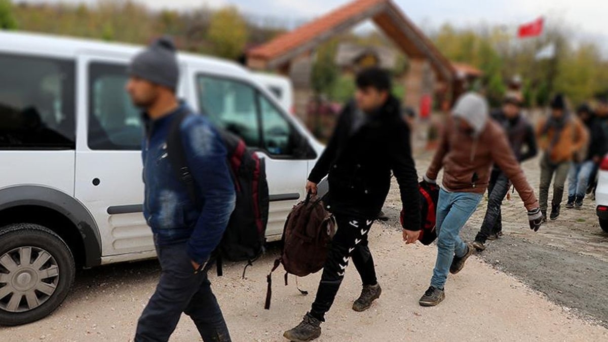 Edirne'de yasa dışı yollardan ülkeye giren 15 düzensiz göçmen yakalandı