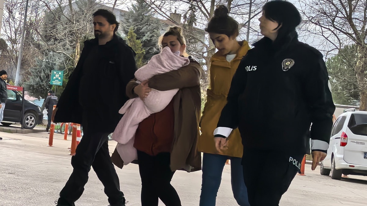 Kucağında bebekle hırsızlık yaptı