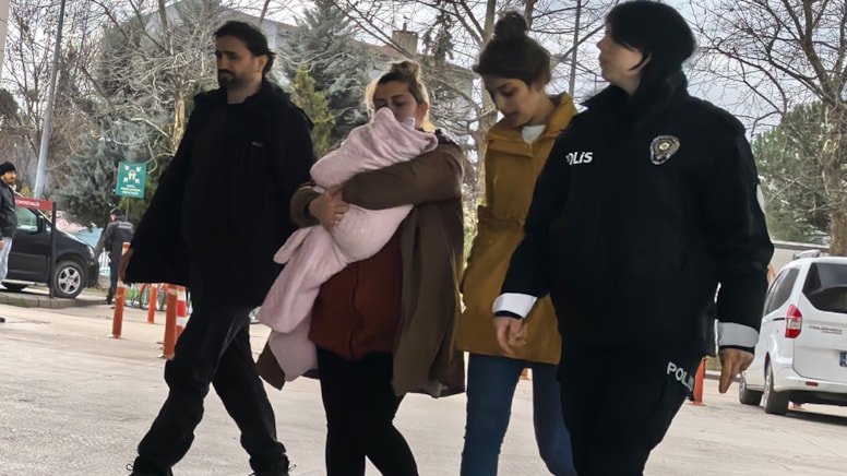 Kucağında bebekle hırsızlık yaptı