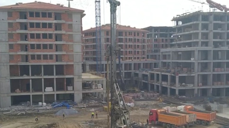 İnşaatta korkunç anlar: İşçinin üzerine inşaat kalıbı düştü