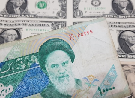 İran'dan 500 milyon dolarlık döviz hareketiABD'nin yeni ekonomik yaptırım baskısıyla tarihi dip seviyeyi gören İran riyalindeki çalkantıyı dindirmek isteyen İran Merkez Bankası, piyasalara 500 milyon dolarlık nakit müdahalesi başlattı.