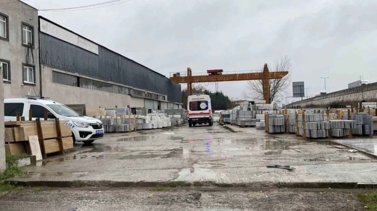Vinçten düşen iki işçi hayatını kaybetti