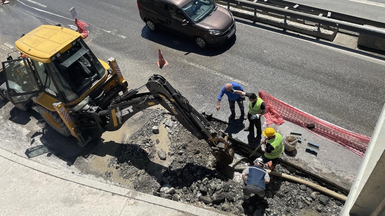 Bakırköy'de İSKİ'ye ait su borusu patladı