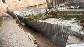Fatih'te toprak kaydı yol çöktü!