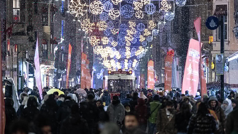 İstanbul'da bazı bölgelerde kar yağışı aralıklarla sürüyor