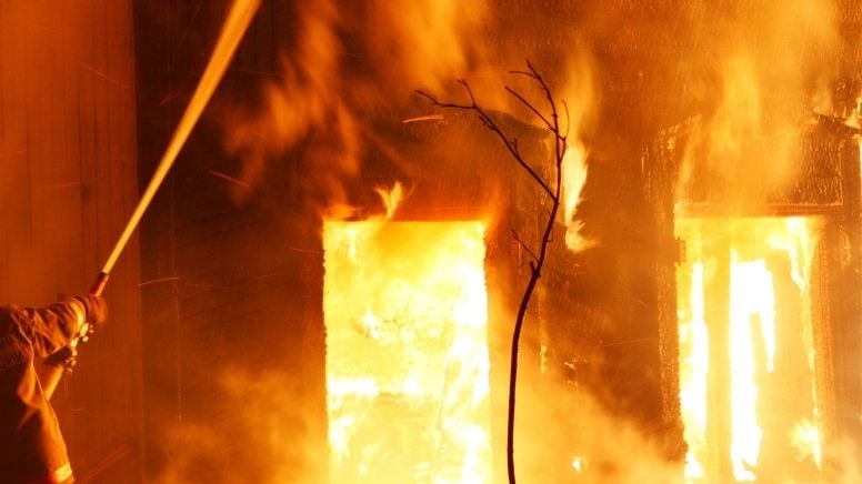 Sarıyer'de ahşap binanın çatı katında yangın