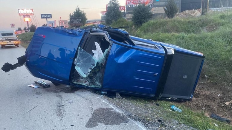 İzmir'de iki araca çarpan pikap faciaya yol açtı
