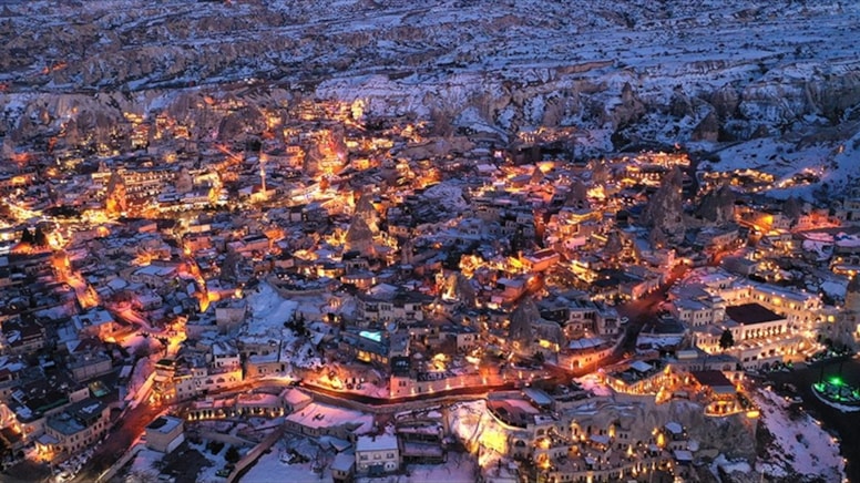 Kapadokya’da kış büyüsü: Şehir ışıklarıyla büyüledi