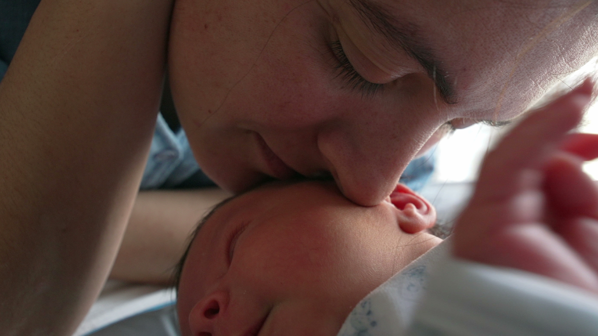 Kızını öpen anne hayatının şokunu yaşadı: Her şey saniyeler içinde oldu