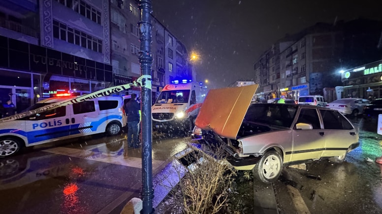 Kaza yapan sürücü, polis aracında kendini vurdu