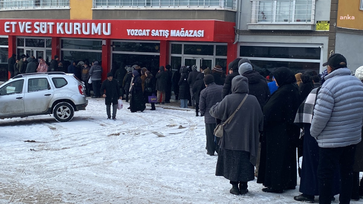 Fotoğraf AKP'nin kalesinden: Ucuz et için saatlerce kar altında beklediler