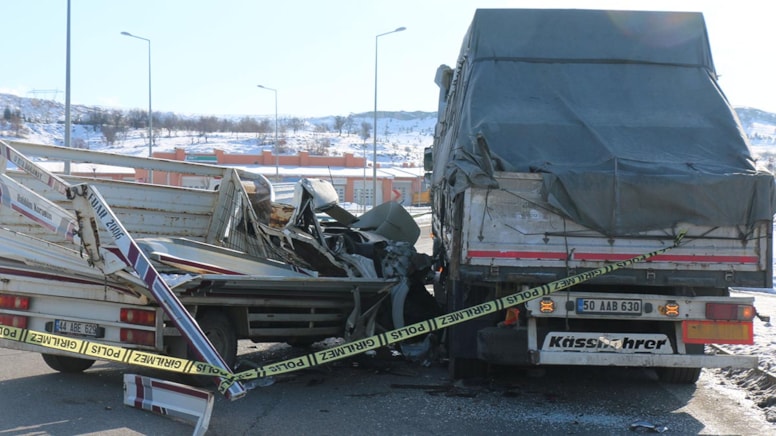 Korkunç kaza: Kamyonet, TIR'a çarptı! Ölü ve yaralı var