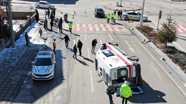 Otomobil ile ambulans çarpıştı: Yaralılar var