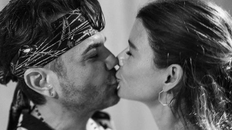 Kenan Doğulu'dan dudak dudağa kutlama