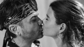 Kenan Doğulu'dan dudak dudağa kutlama