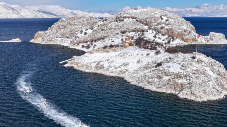 Yerli-yabancı turist Van'a akın ediyor! O adayı gören inanamıyor