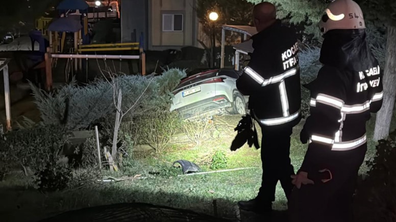 Cip sitenin otoparkından ağaçlık alana uçtu