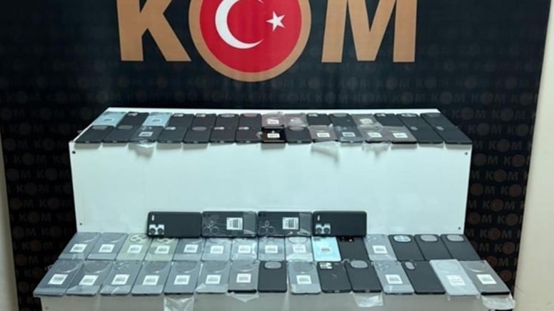 Van'da bir arabada dolusu kaçak telefon yakalandı