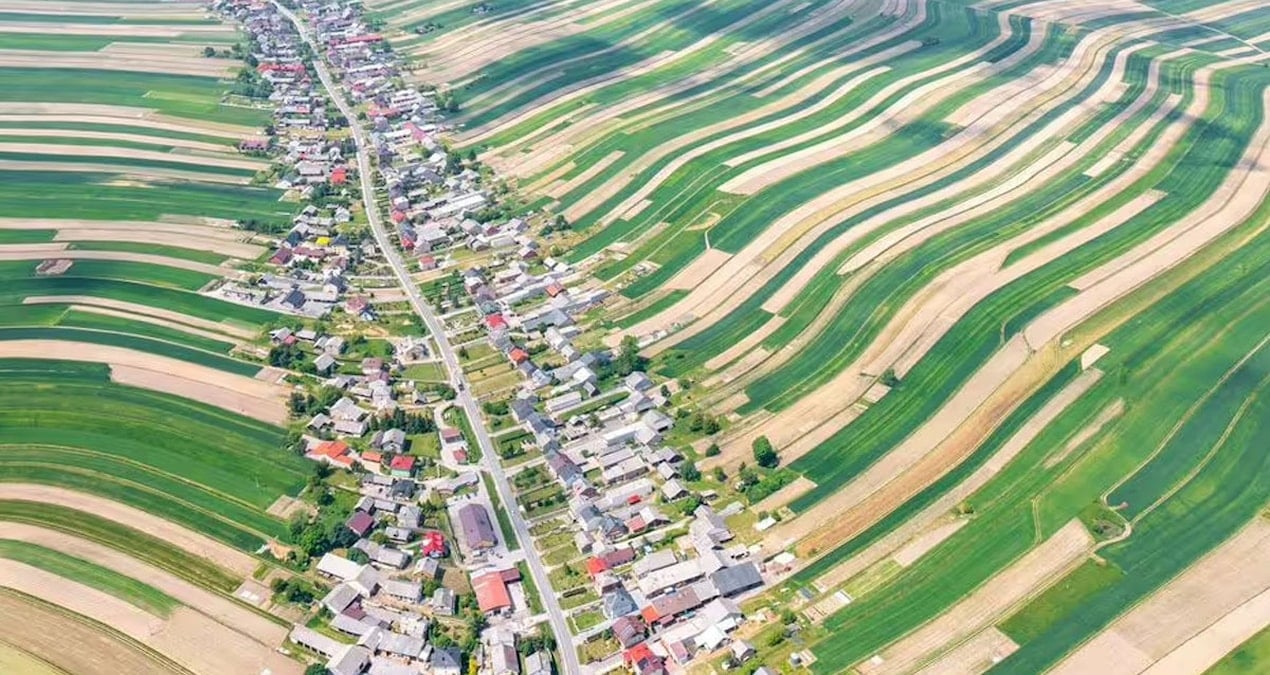 Eşi benzeri bulunmayan köy turist akınına uğruyor - Sözcü