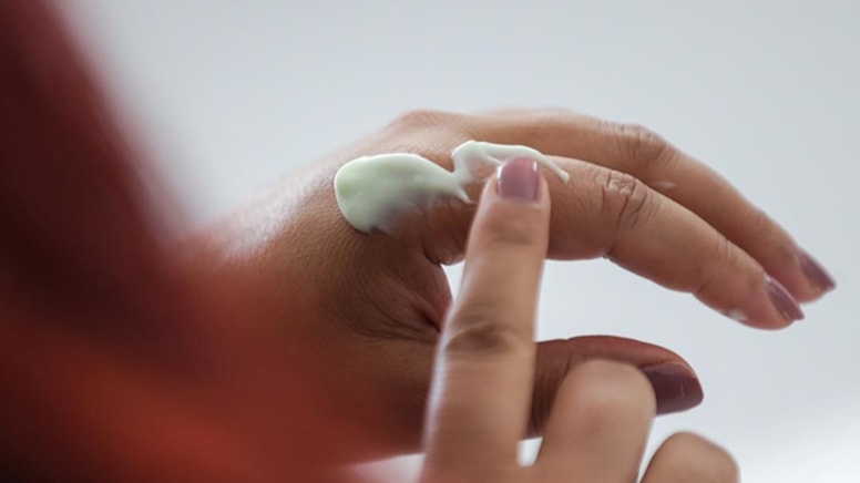 'Bu kremi kullanınca namaza başladım' diyen influencera dev ceza