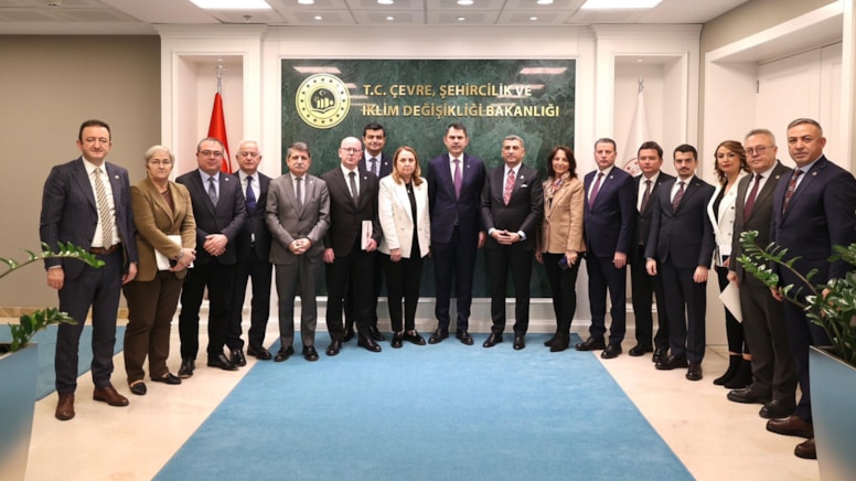 CHP'li milletvekili ve belediye başkanları Bakan Kurum'la buluştu