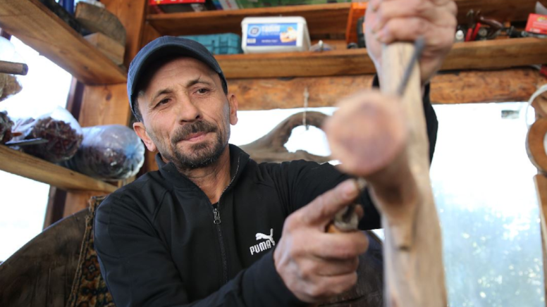 Ormanda bulduğu kütük hayatını değiştirdi: Milyonlar teklif ediyorlar