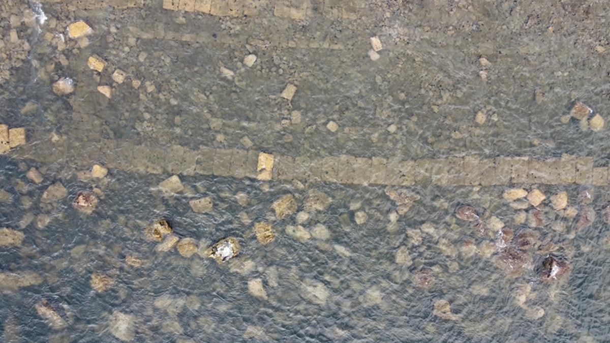 Deniz çekilince 2 bin 500 yıllık limanın kalıntıları ortaya çıktı