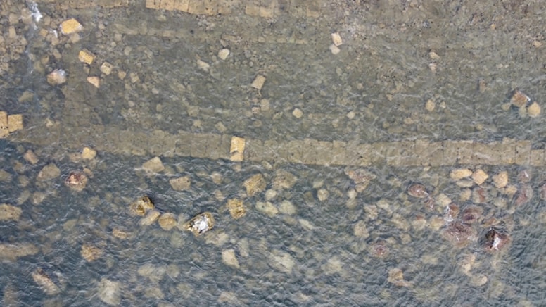 Deniz çekilince 2 bin 500 yıllık limanın kalıntıları ortaya çıktı